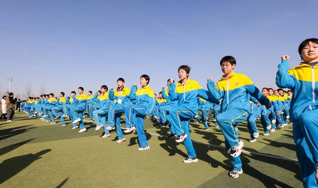 阳光下温暖,体育中锻炼,运动中成长,好个龙腾虎跃的快乐少年