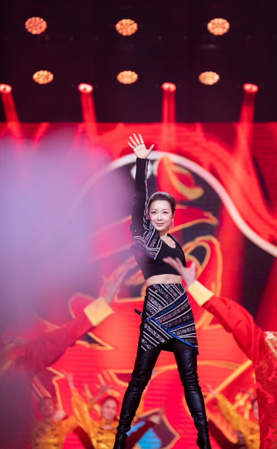 孙悦7年后重返舞台！49岁皮肤白皙脸上无皱纹，身材火辣秀蚂蚁腰