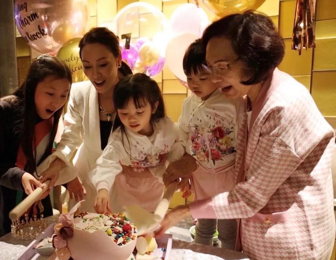 郭可盈51岁生日和家人聚餐画面温馨，熊黛林俩女儿到场为姑姑庆生