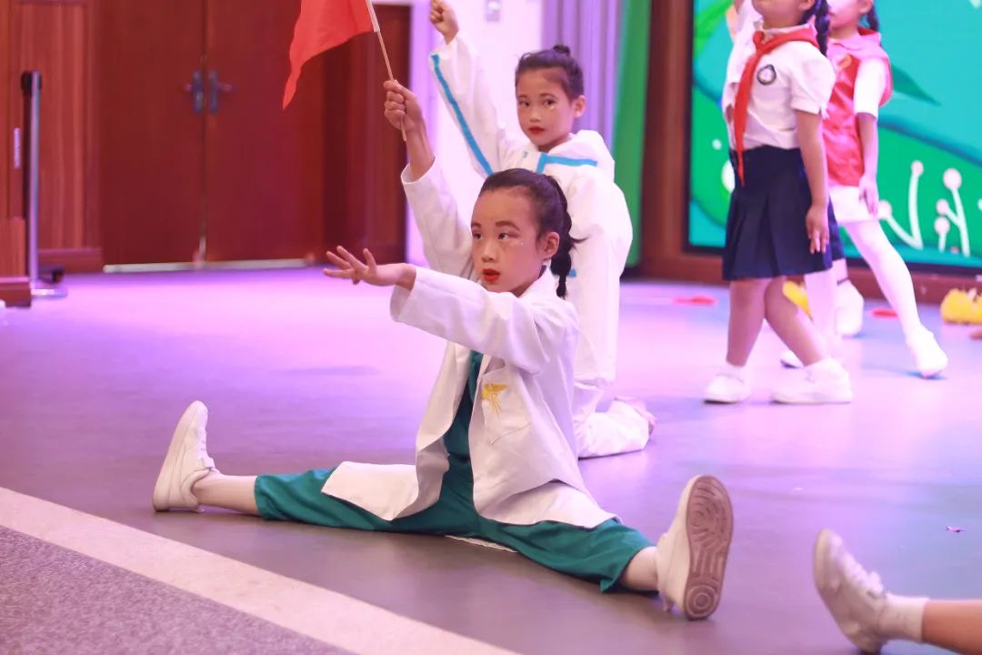 天府新区华阳实验小学举行“童星耀五月·艺术绽花开”群舞比赛