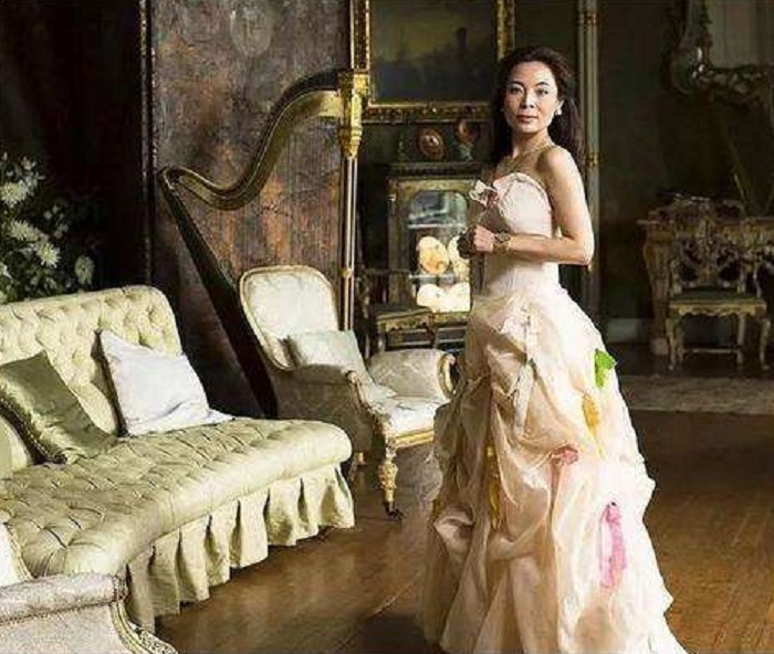 2004年天津女孩嫁外国穷小子，见家长才知对方是伯爵，住千平豪宅