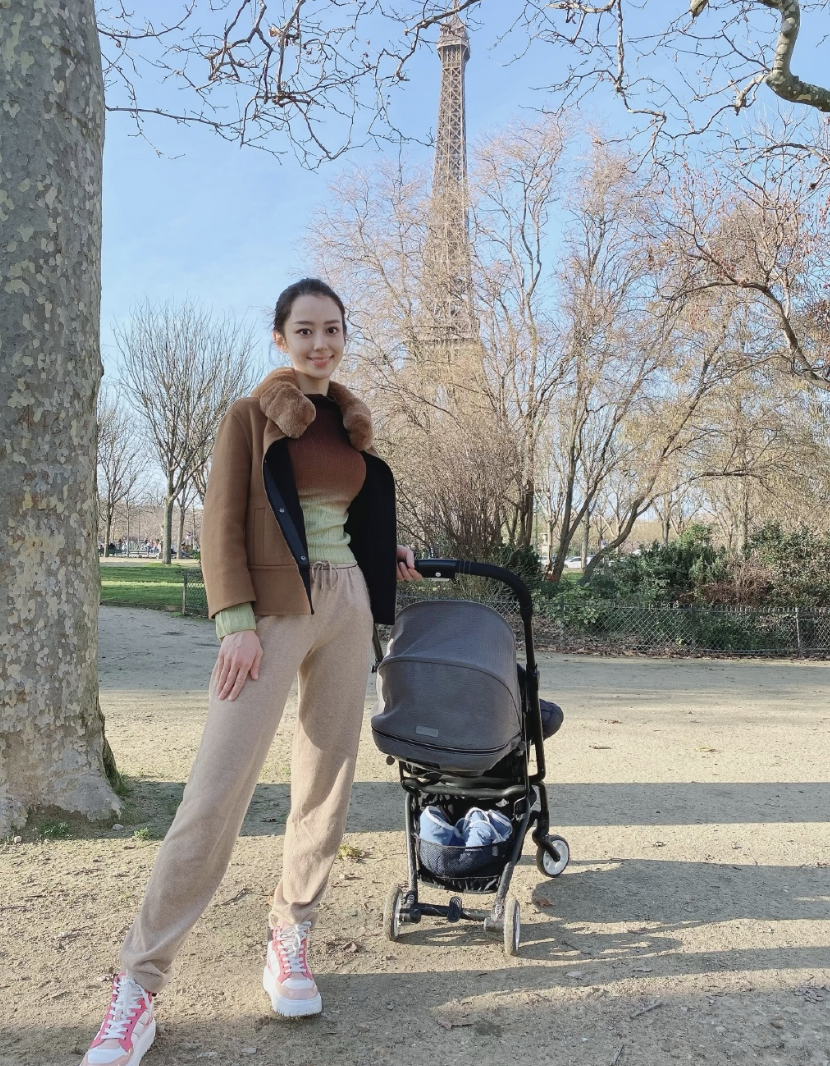 郎朗吉娜带儿子游巴黎，埃菲尔铁塔前遛娃，互为彼此掌镜幸福洋溢