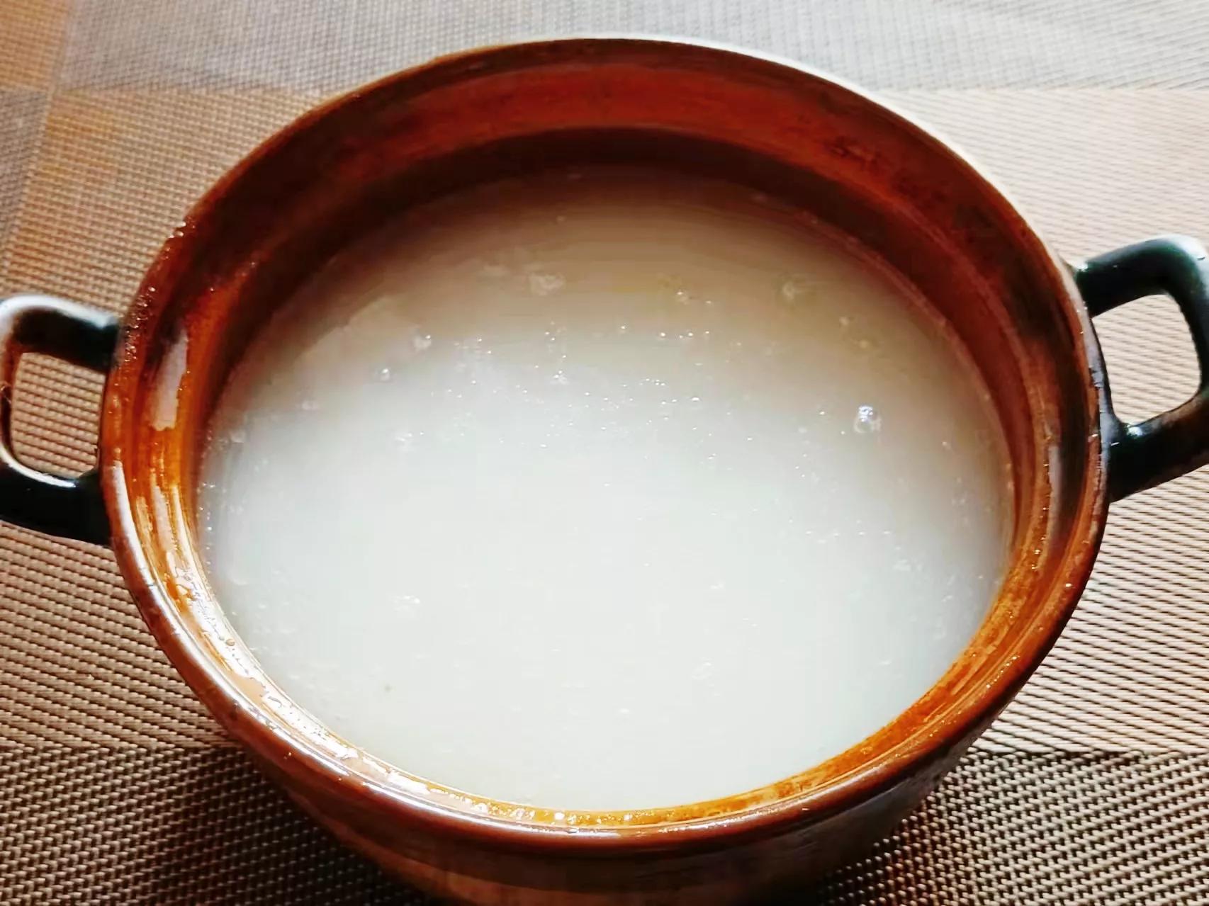 煲仔饭用什么米（记住3个窍门米饭松软锅巴金黄）