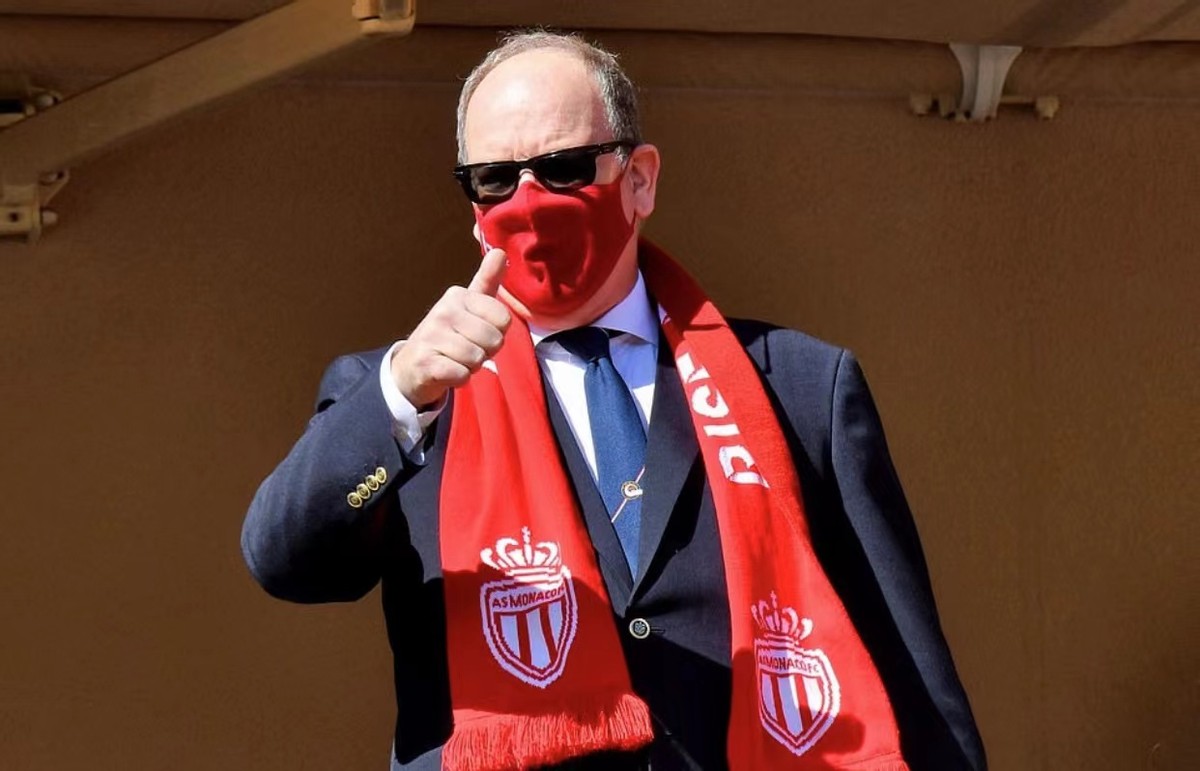 头戴红帽子真显白,肉肉脸看着贼q