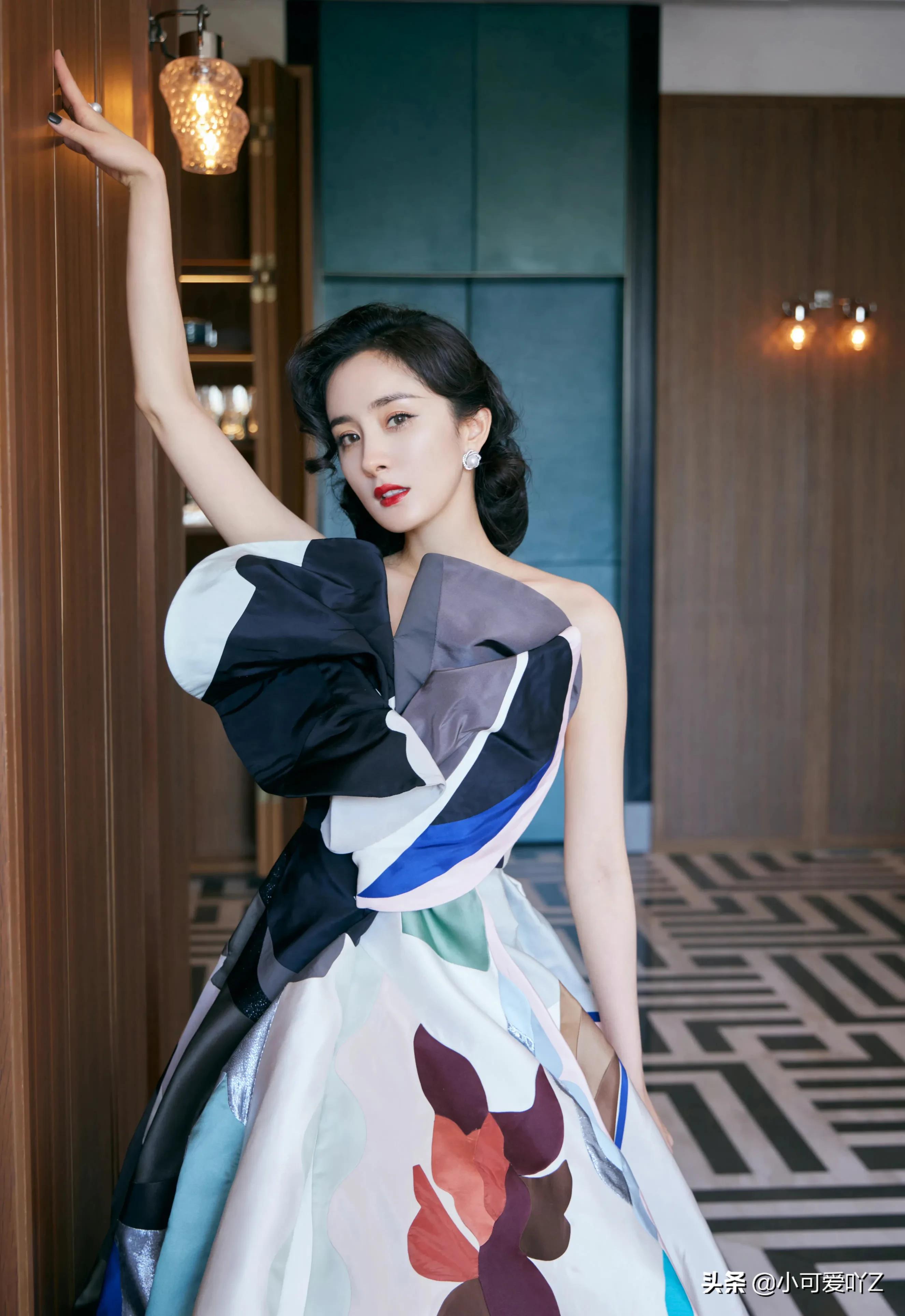 杨幂，复古礼服，波浪卷发，尽显优雅成熟