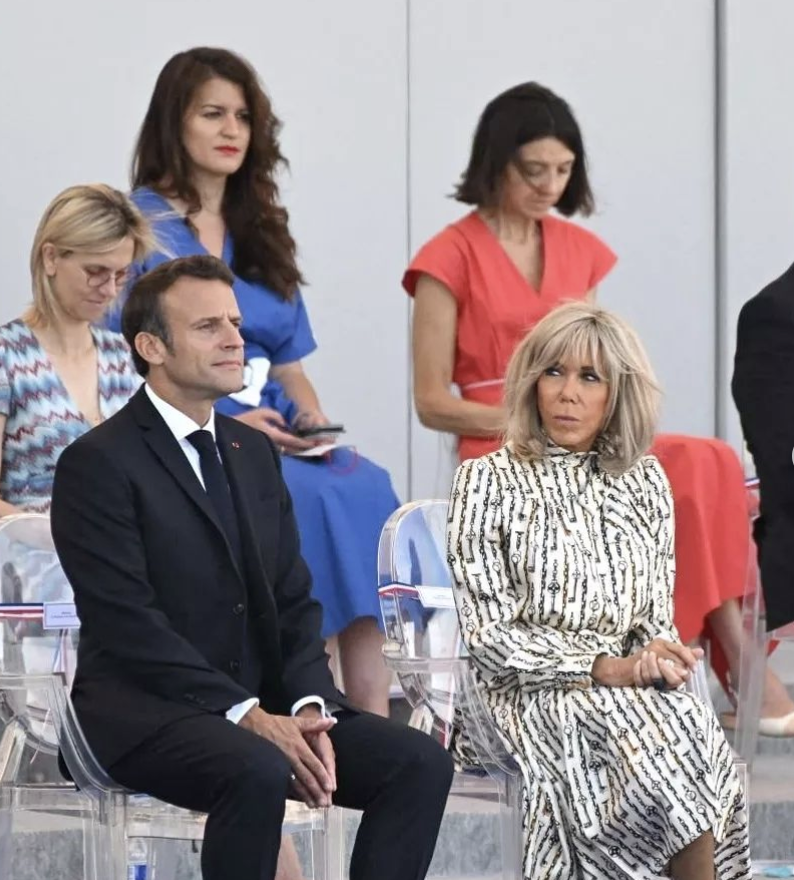 布里吉特整容也难挡皱纹了！穿长裙亮相扮嫩，和马克龙尽显母子感