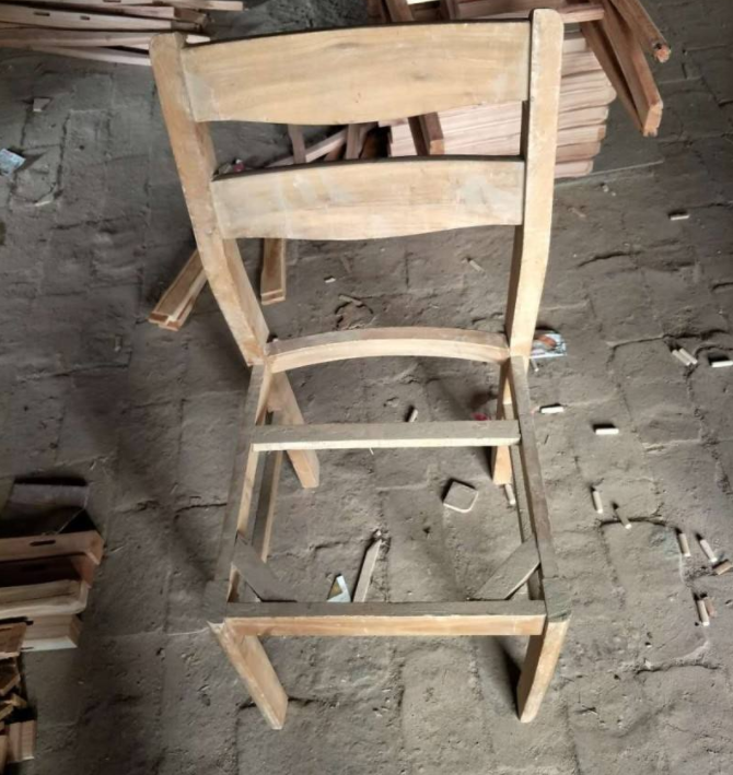 24岁外国女大学生倒追45岁农民工，今已成婚生子，计划在成都买房