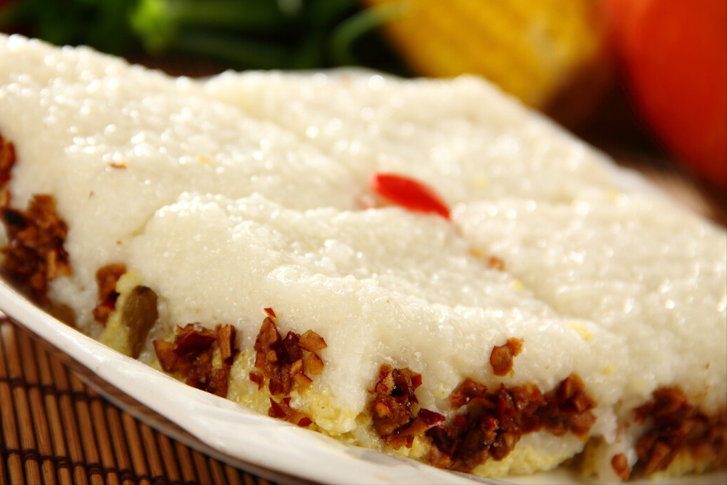 杭州人会在冬至做年糕,吃年糕,并且还会做不同口味的年糕,一天三顿换