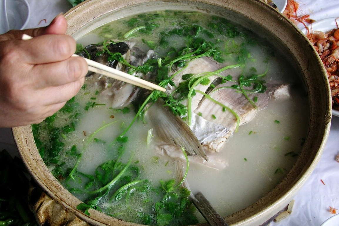 炖鱼头汤，鱼头直接下锅是错的，教你2招，鱼汤浓白，鲜美不腥