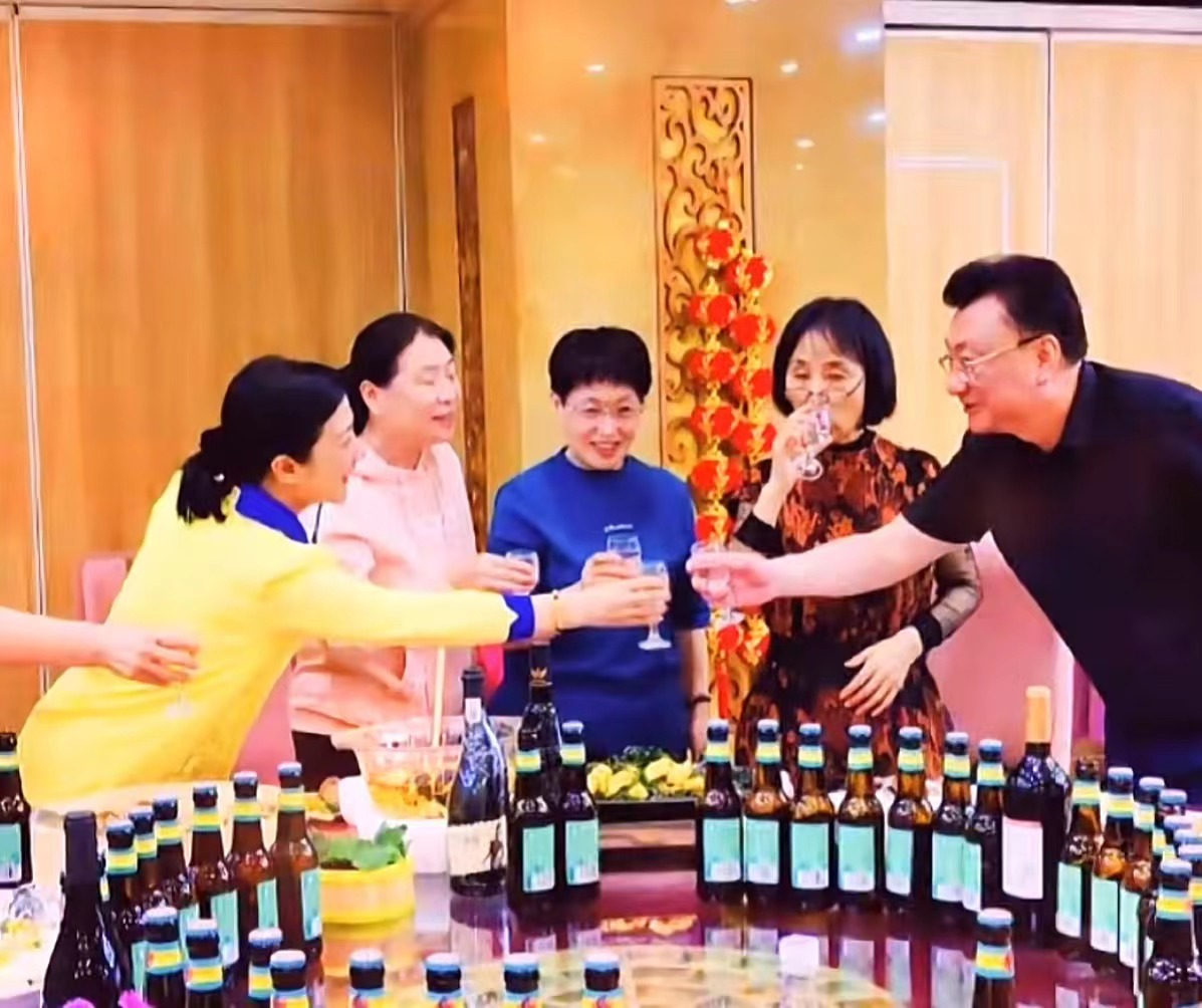 央视主播王宁现身聚会，满头黑发肚腩突出，40多瓶10元啤酒摆满桌