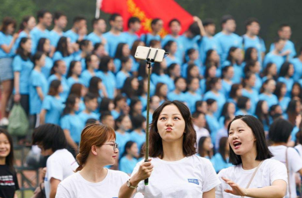 一211高校招聘专职辅导员，年薪不低于18万，但对年龄有要求