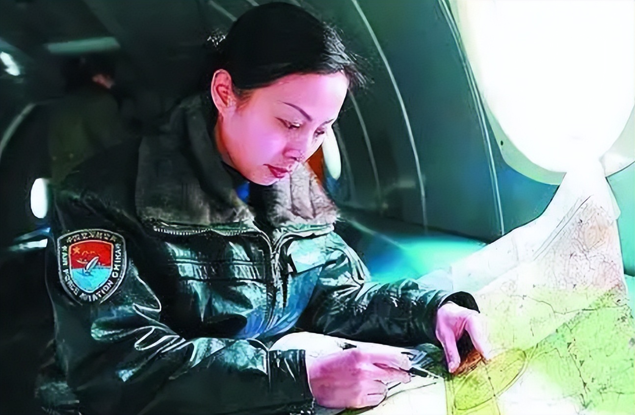 摘星星的王亚平回家，兑现和女儿的诺言，教育经历曝光让人赞叹