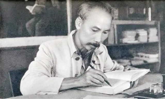 越南女狙击手令美军闻风丧胆，如厕时因一个动作露馅，被当场狙击