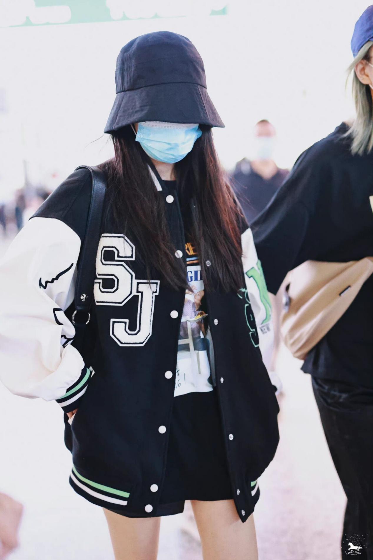 杨幂带火了一种穿搭叫“上面去运动，下面去约会”，高级又吸睛