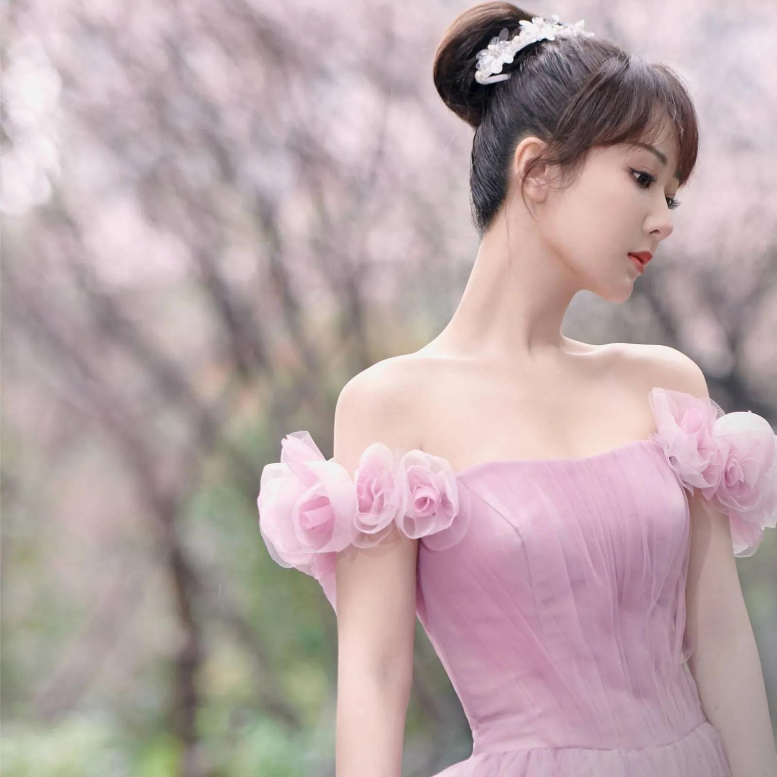 星图秀-杨紫的粉色公主裙，抹胸露玉背性感又迷人，真好看