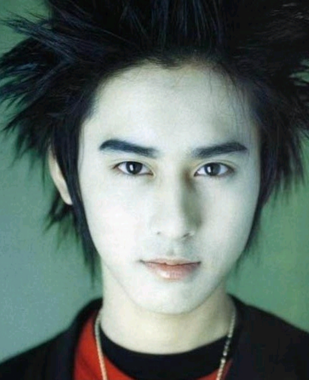 金相赫，離婚後上廁所戴回戒指自拍，右臂都是紋身