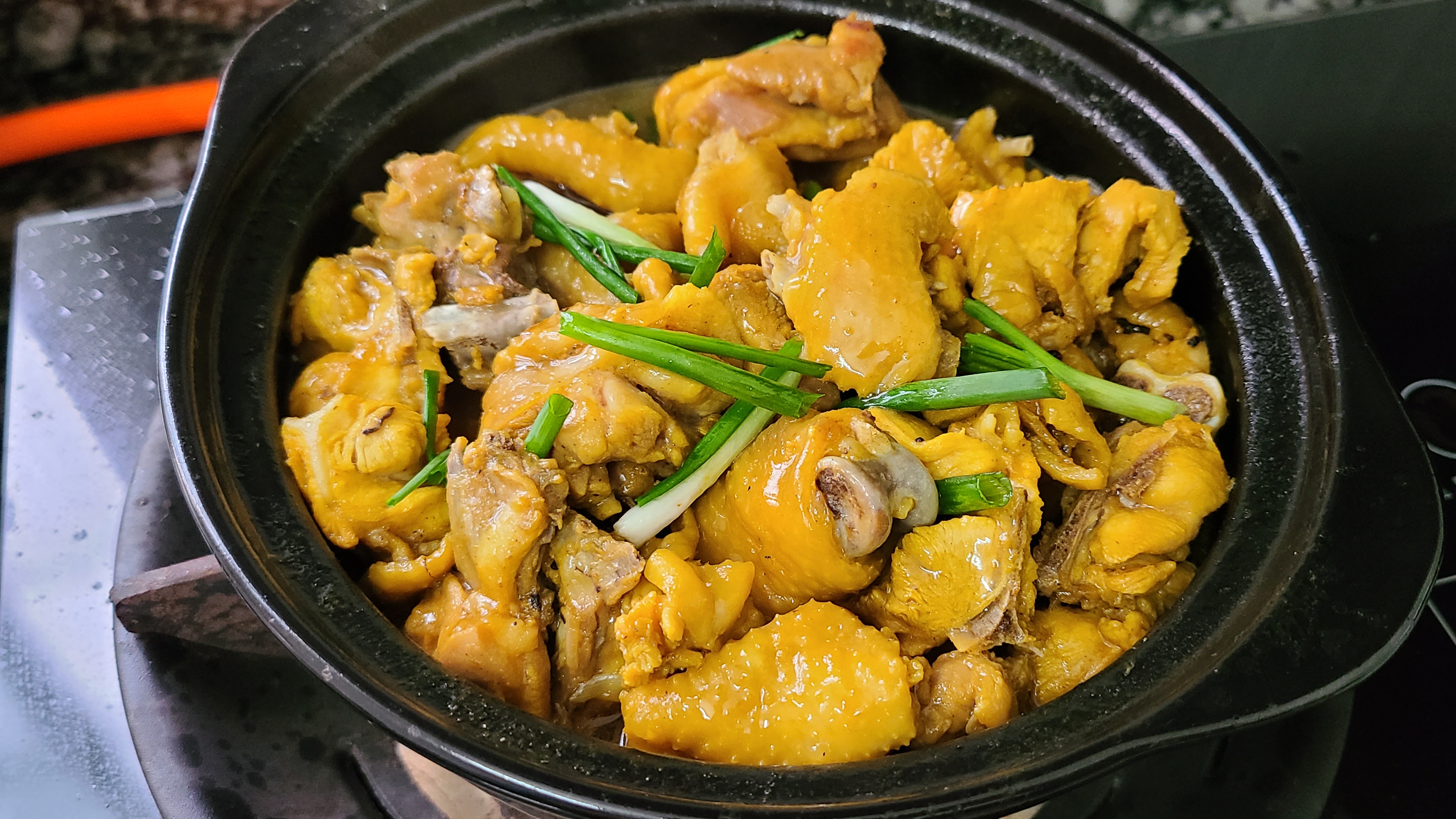 盐焗鸡煲，这一道家常菜在广东出了名，好吃味美又简单