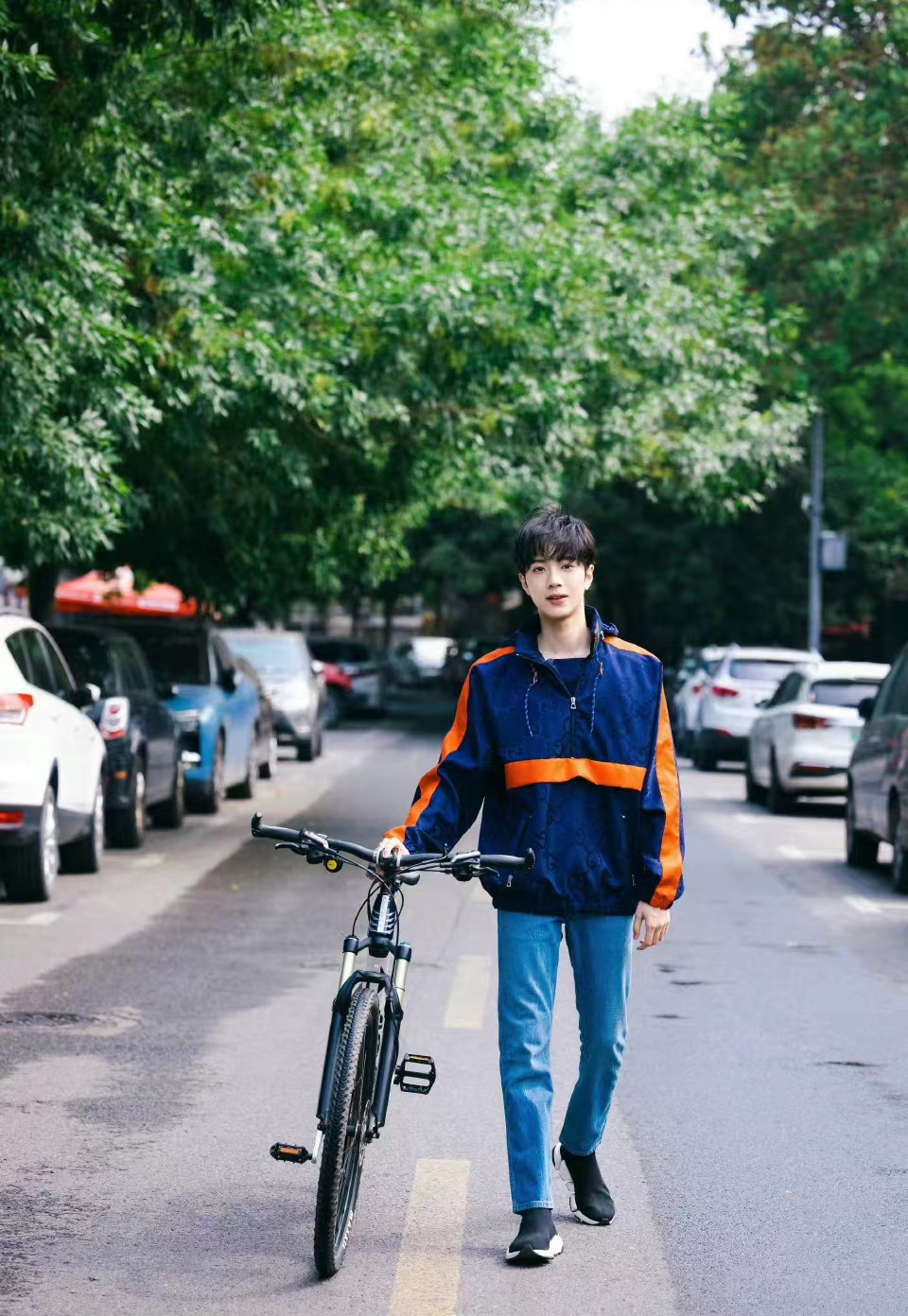 阳光少年赖冠霖私服,穿奢牌拼色冲锋衣配牛仔裤,酷帅十足