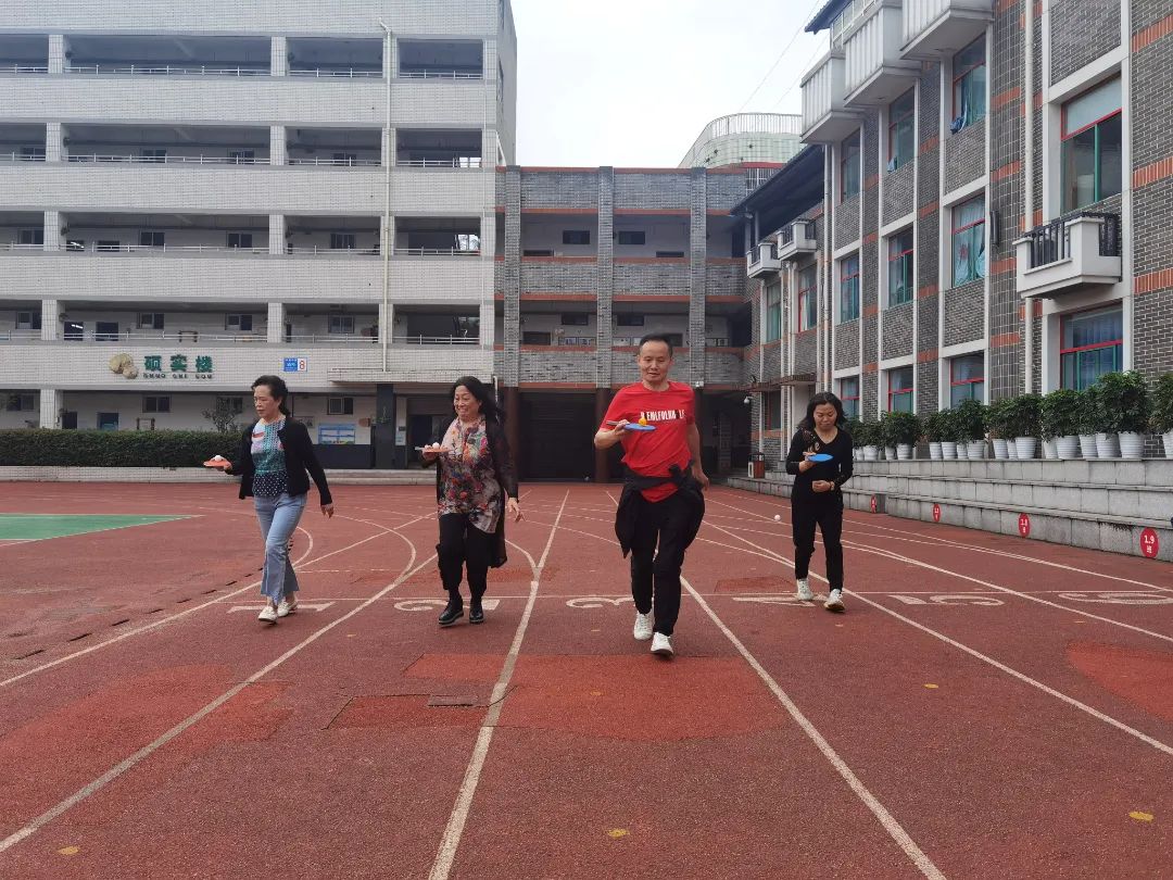 天府新区华阳实验小学举行“爱成都 迎大运”退休职工趣味运动会