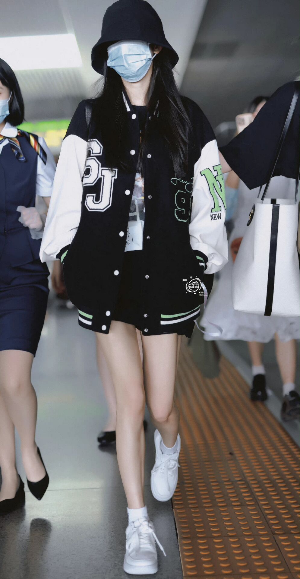 杨幂带火了一种穿搭叫“上面去运动，下面去约会”，高级又吸睛