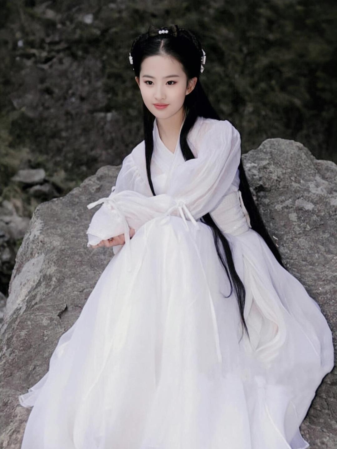 18年前刘亦菲的骑马照，感慨女娲是真的偏心