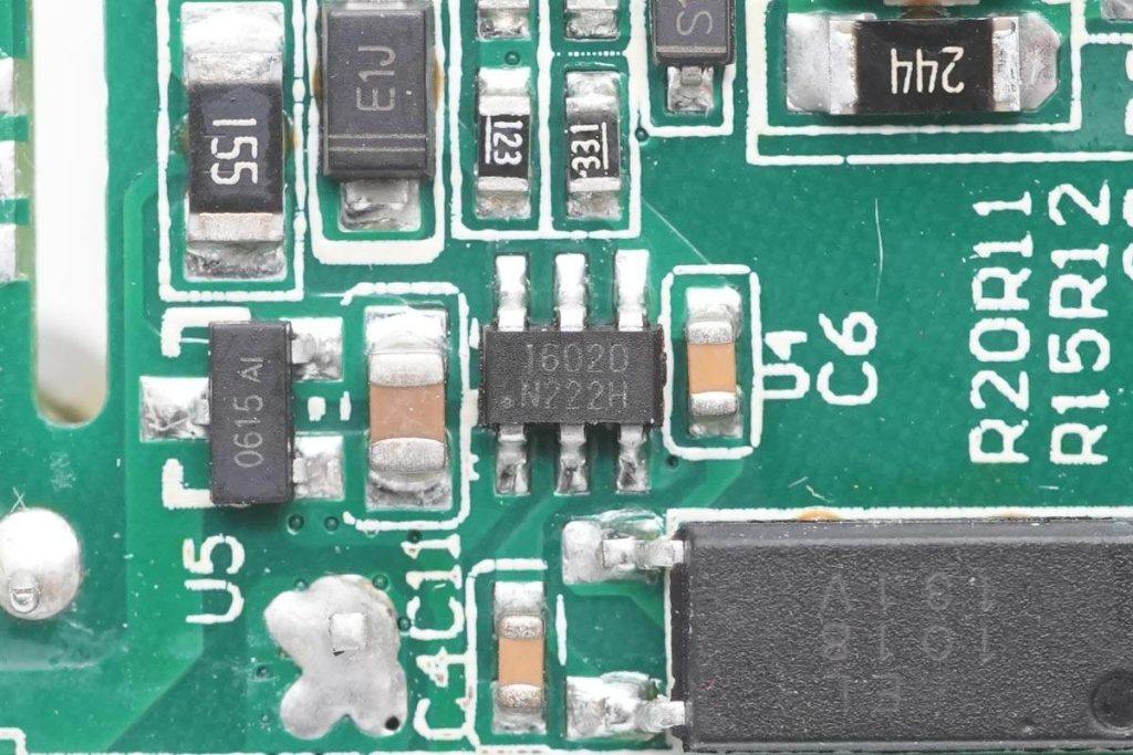 拆一款苹果官方合作品牌30W PD快充充电器，顶配iPhone 13全速充电