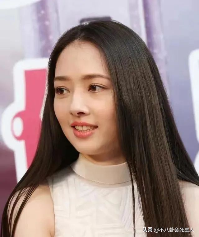 五官好看，“吃亏”在脸上，热巴脸颊凹陷，鞠婧祎颧骨突出