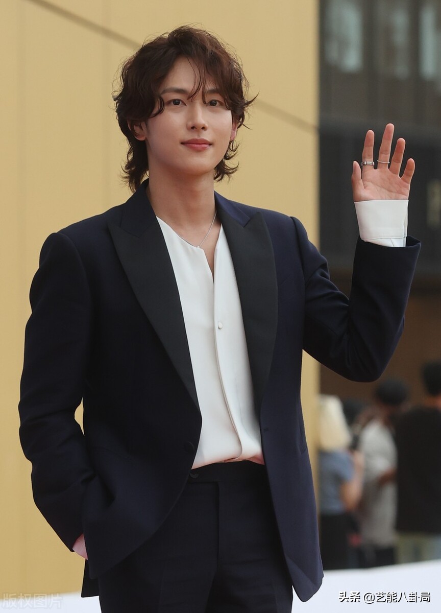 对比图有！韩国青龙大赏红毯，有人换脸，有人姨化，颜值集体滑坡