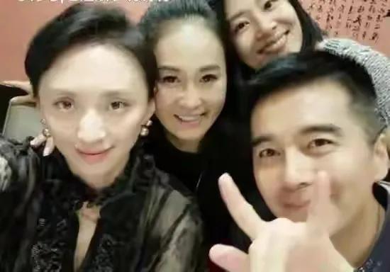 6个娶“小媳妇”的男明星，幸福虽晚但到，他们才是人生赢家