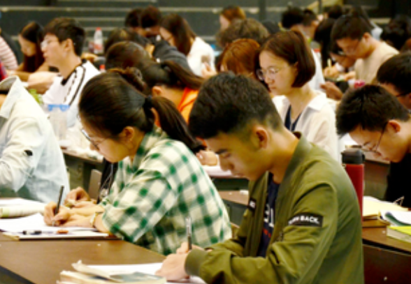 女大学生放假带男朋友回家，第二天就被家长撵走，评论区骂声一片