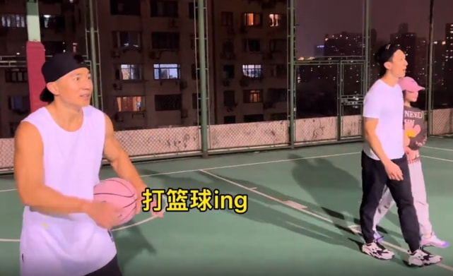 吴尊刘畊宏带娃打球，NeiNei耍赖撒娇，Max吃糖补充体力好欢乐