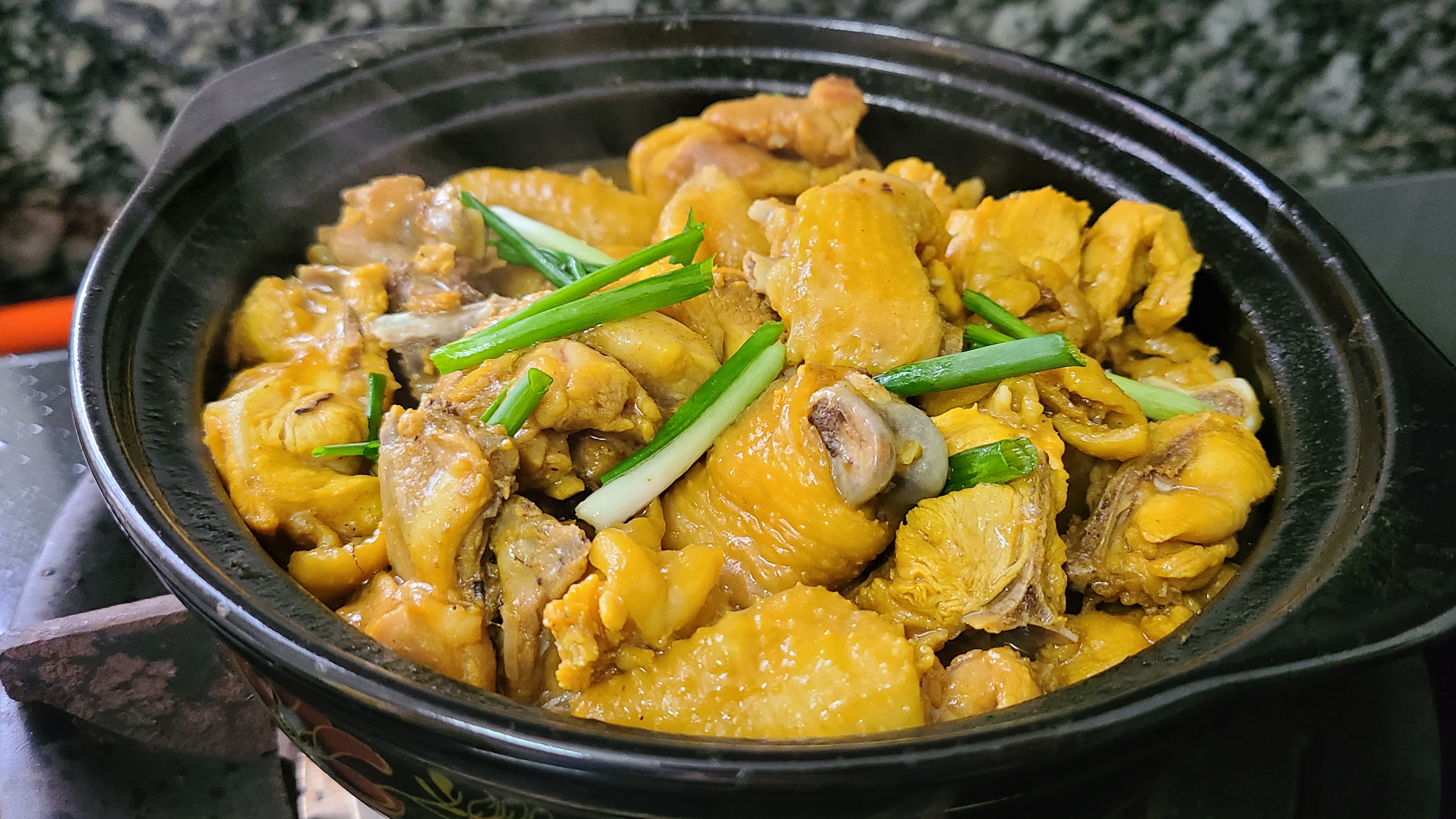 盐焗鸡煲，这一道家常菜在广东出了名，好吃味美又简单