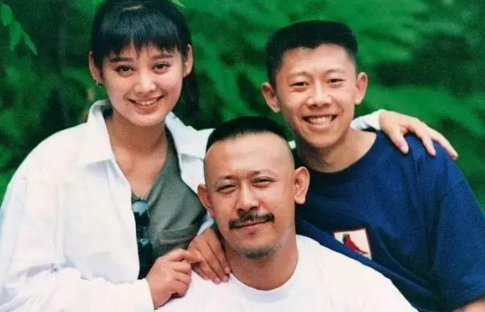 年龄不是问题！这些娱乐圈“老男人”，为何妻子越换越年轻？