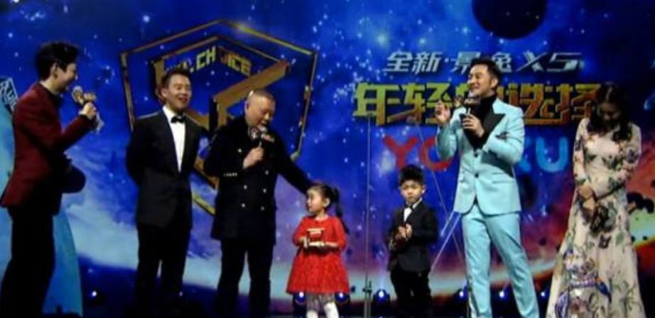 综艺中“令人气愤”的场面：让人舔脚趾，欺负没有背景的女演员