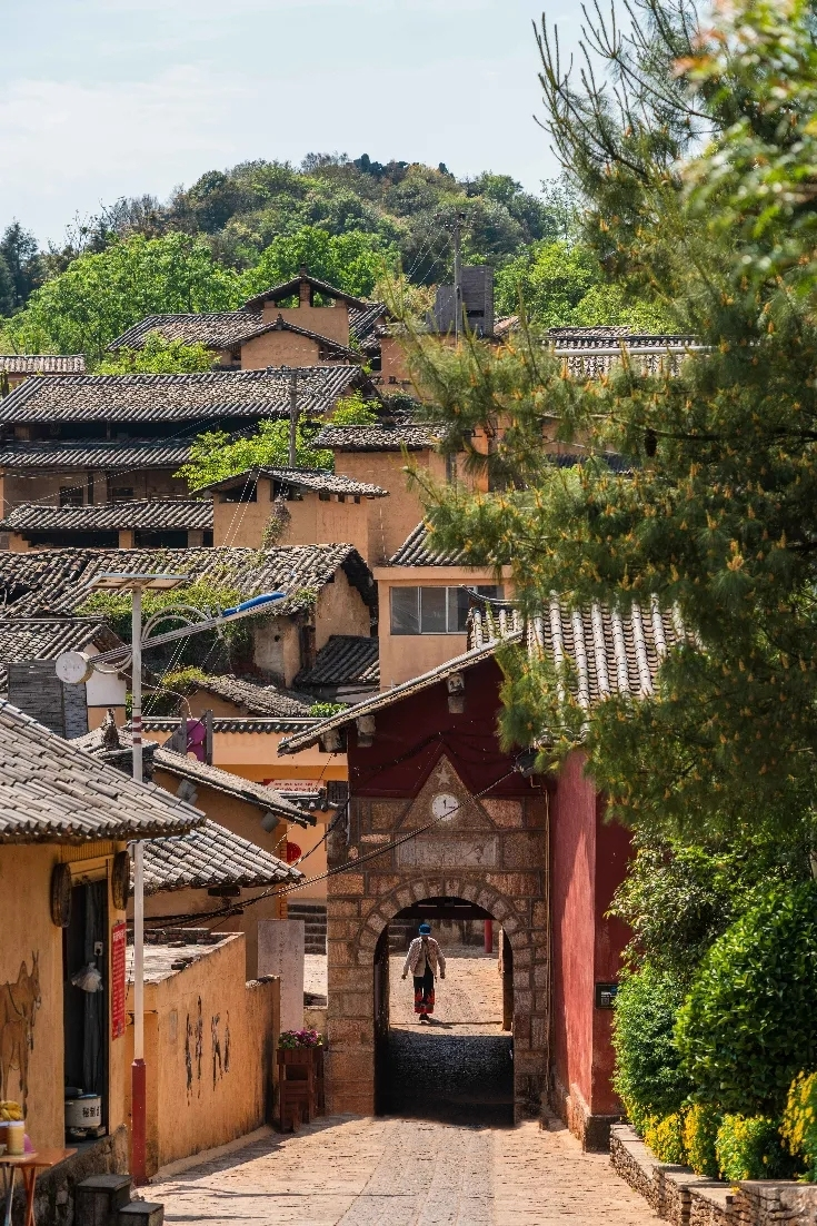 可邑小镇位于云南省红河州弥勒市,彝族阿细语中"可邑"意为"吉祥如意的