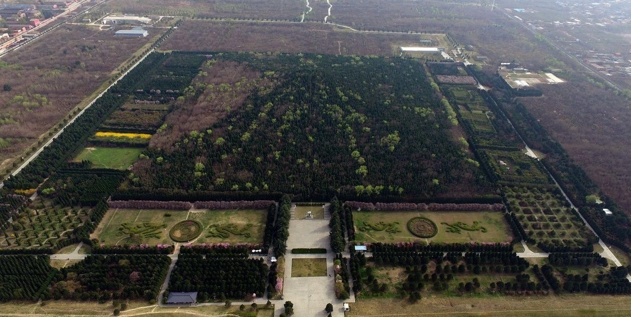 秦始皇陵选址已经颇为神秘,其面积更是让历代学者争论不已.