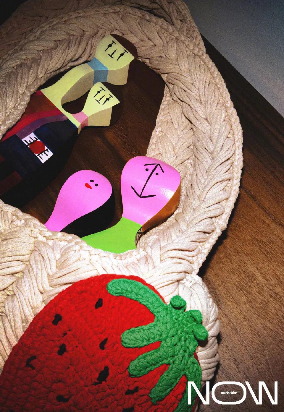 杨幂登上《嘉人NOW》夏季刊封面，属于夏日的缤纷色彩，鲜艳夺目