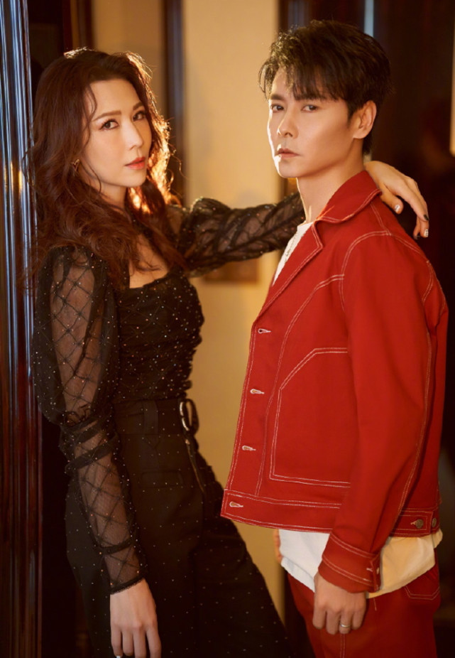 张晋一家五口拜年，俩女儿漂亮开朗像妈妈，儿子虎头虎脑像爸爸