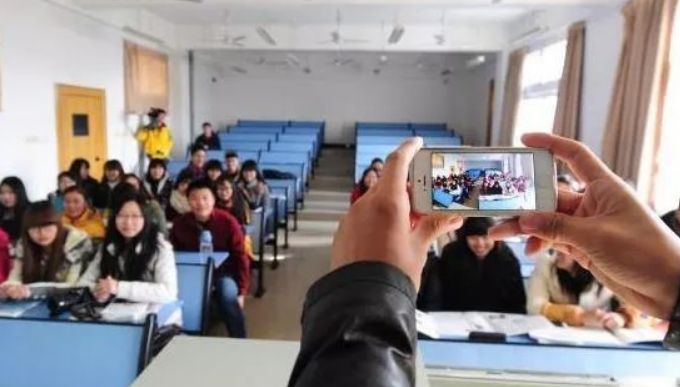 武汉一大二女生上网课，因名字太前卫而“社死”，从此不敢再逃课