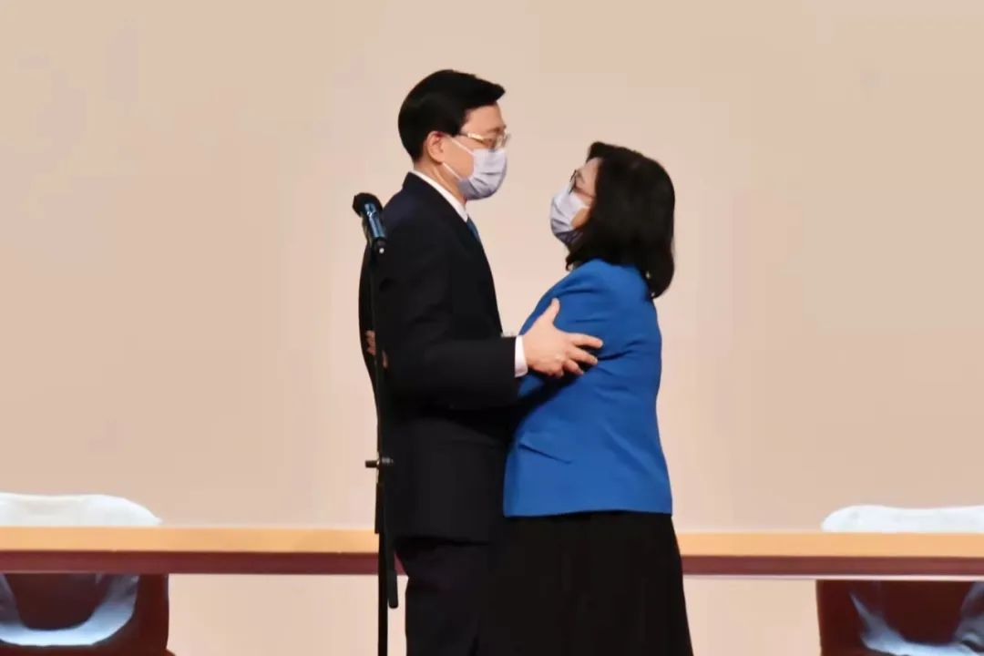 99%支持率！李家超高票當選后，與太太緊緊相擁......