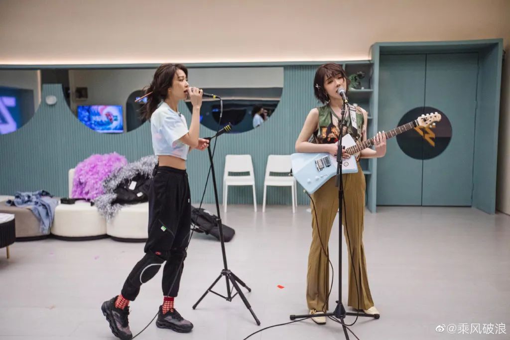 《乘风破浪》太卷了：蔡卓妍11厘米内增高，王心凌马丁靴1万4