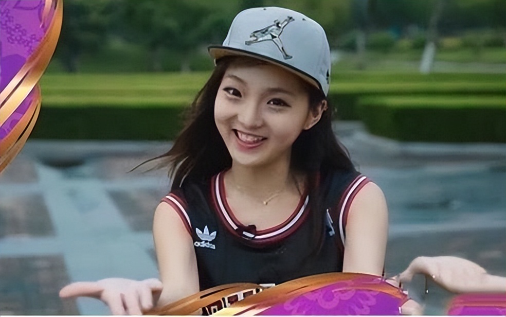 985毕业科班出身，实力不俗被称小邓紫棋，因生病变丑遭外貌羞辱