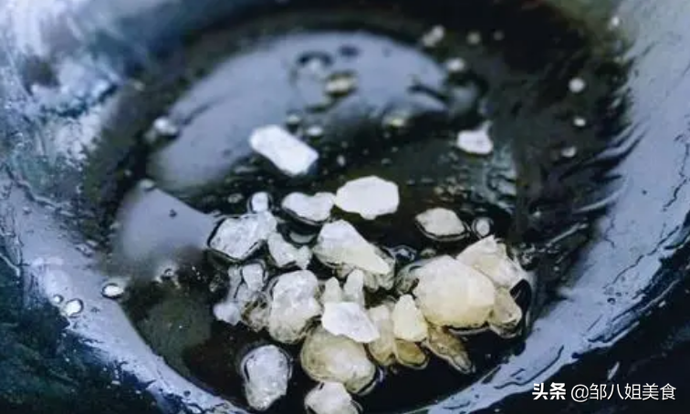 炒糖色，用水还是用油？教你正确做法，糖色红亮不糊，很简单