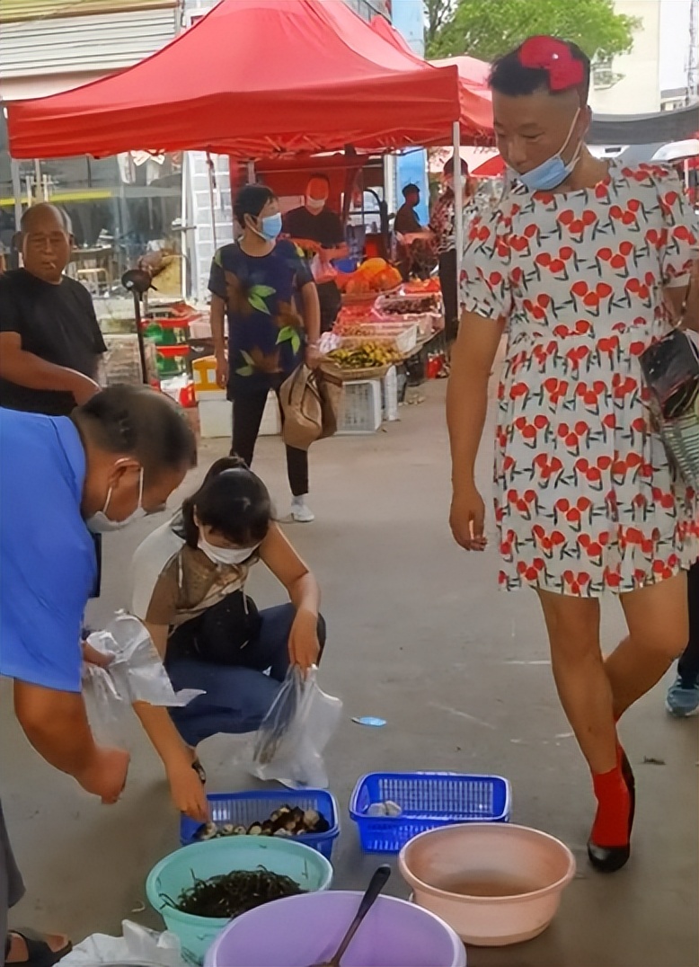 爱表演的生哥：模仿老太太走红圈粉400万，被赞“第二个宋小宝”