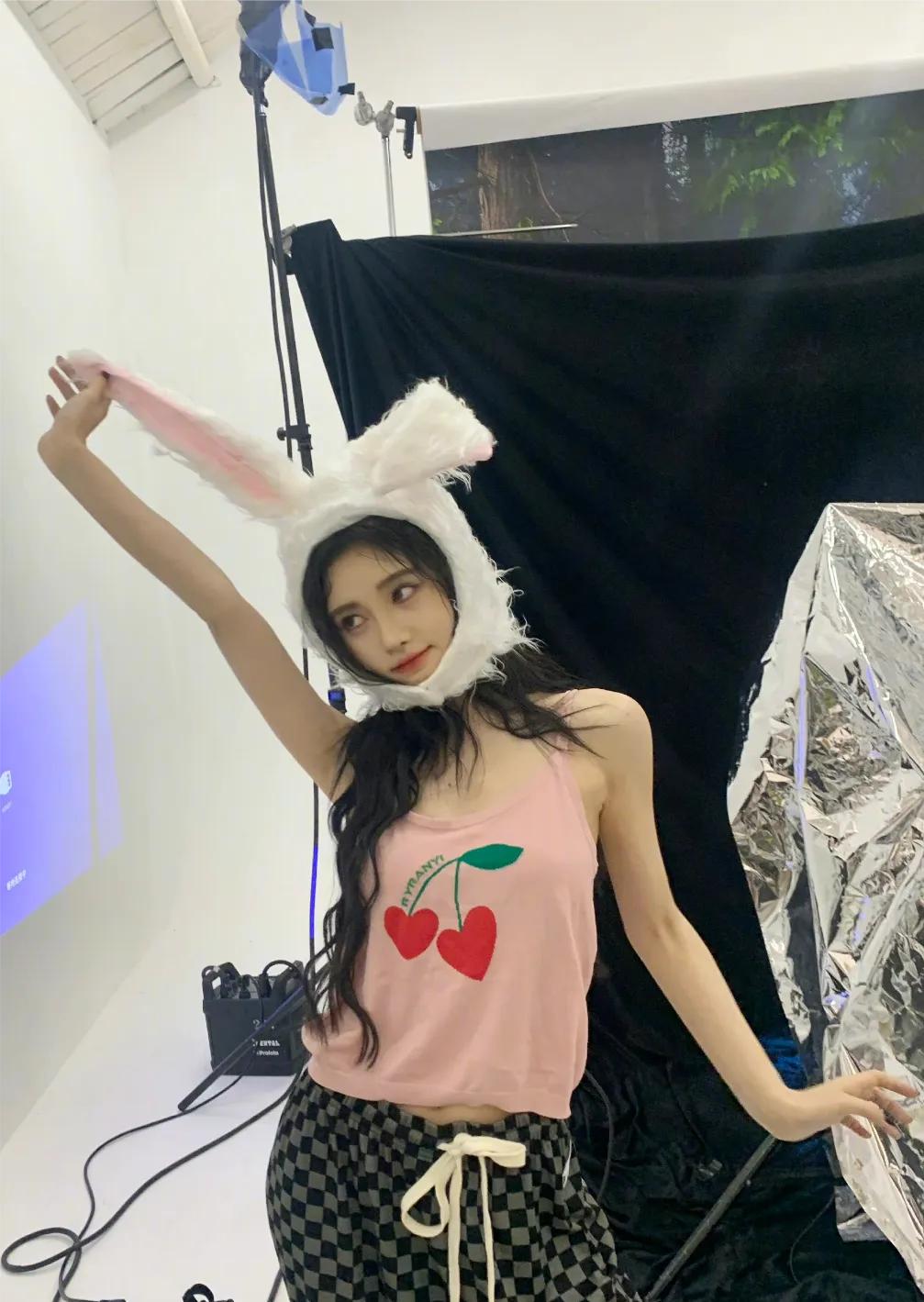 拥有兔子耳朵的鞠婧祎，可爱加倍，哪张美照让你眼前一亮呢？