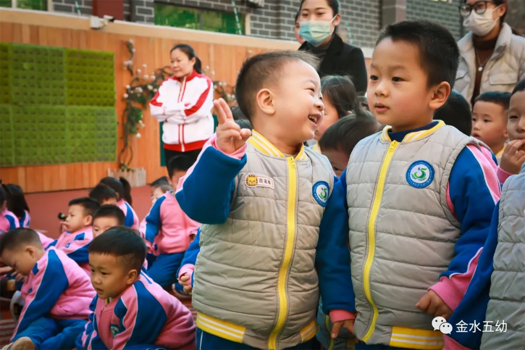 小学生足球队入场词(享运动•健体魄•悦童心—金水五幼教育集团“趣味运动周”纪实)