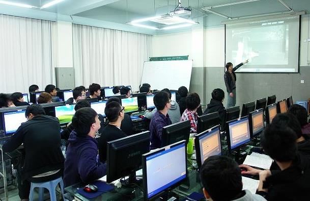 宋庚一不当言论后续来了，网传上海震旦学院已注销？校方出面辟谣