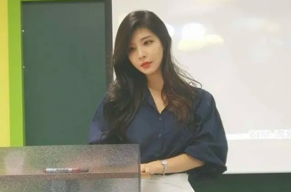 大学女老师每天衣饰不重样，打扮精致上课像走秀，获学生一致好评