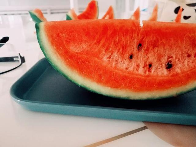 女性在来例假时，突然流出的一股血块是什么？是身上掉下的肉吗？