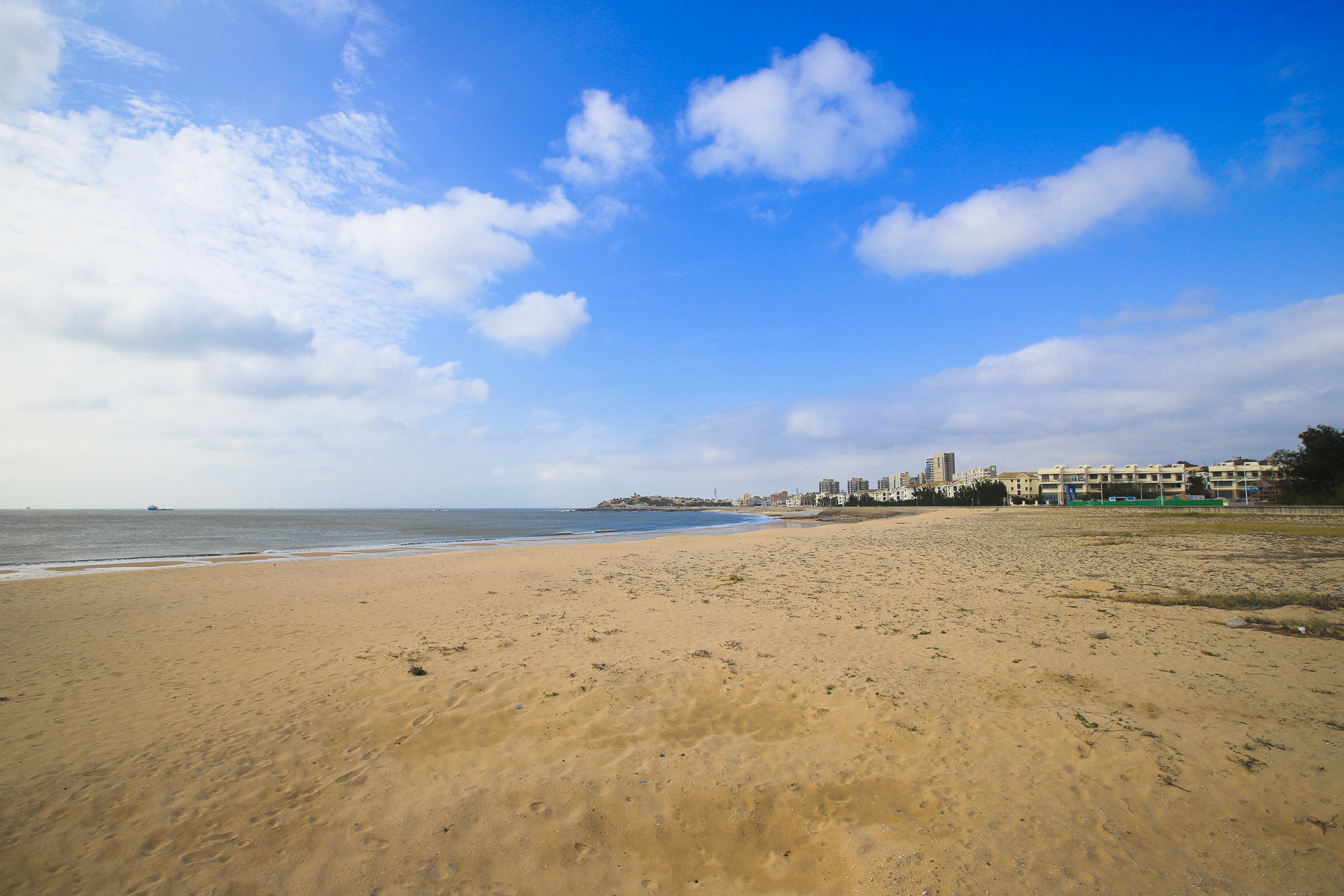 雪白的沙滩,苍翠的林带,天然的海滨浴场,疗养胜地,半月湾曾有"南方